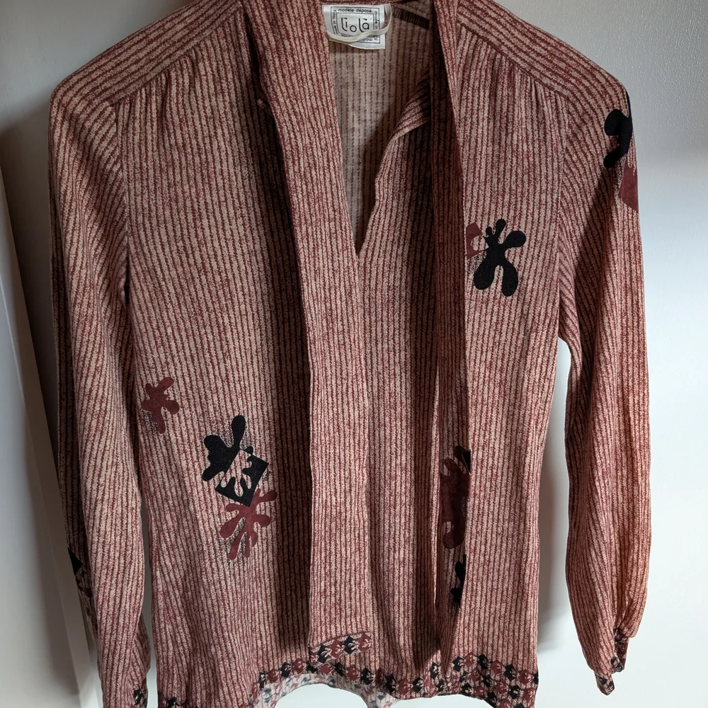 Lola Vintage Italian Tie Neck Blouse with Black Floral Design - Picture 4 of 5